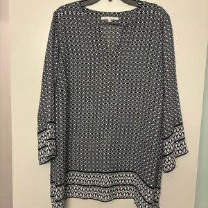 Black & white blouse, like new condition. 3/4 sleeve length. Classy design, 2X.